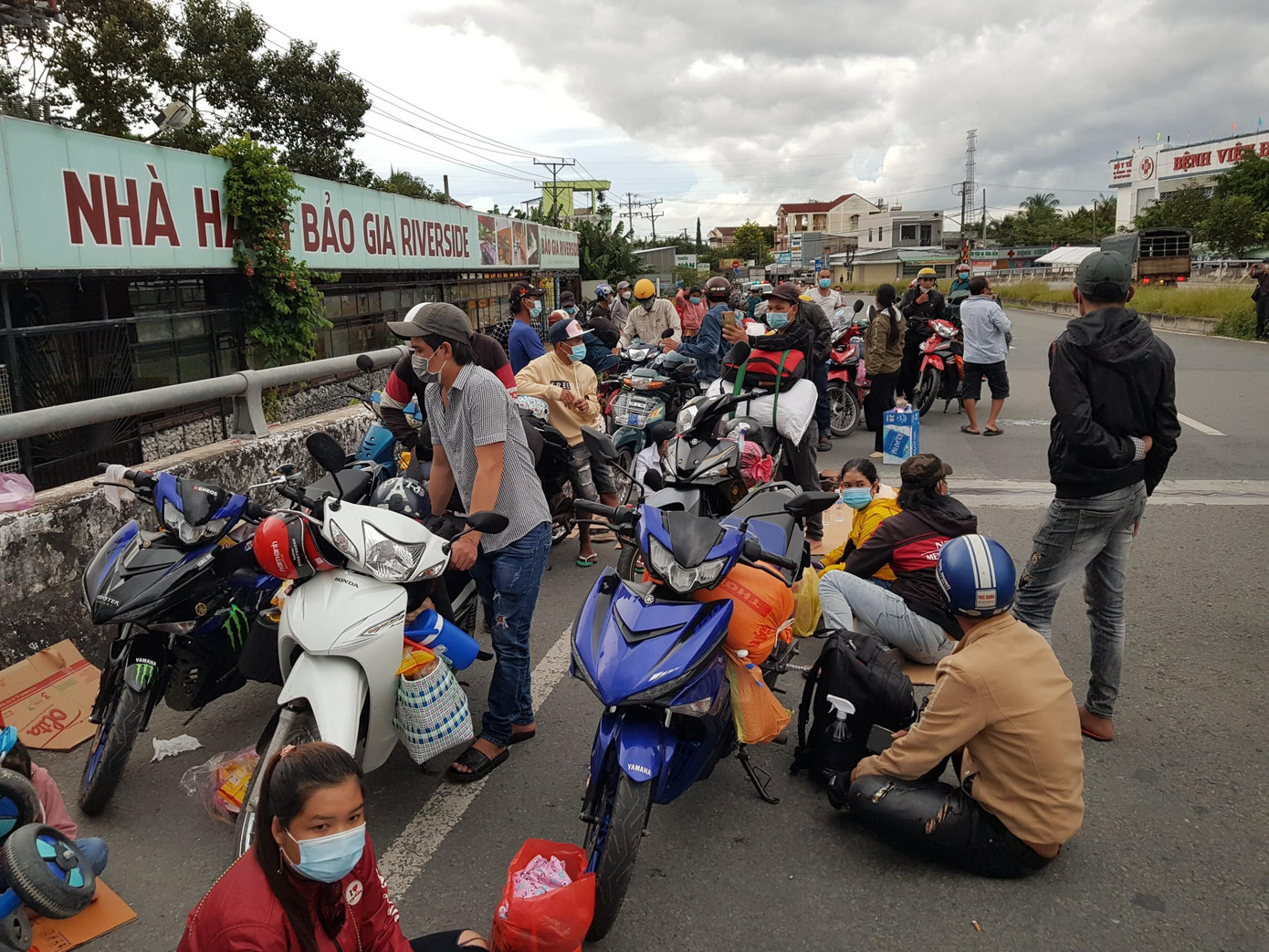 Người dân về quê chờ qua chốt kiểm soát ở cửa ngõ vào Hậu Giang. Người dân về quê chờ qua chốt kiểm soát ở cửa ngõ vào Hậu Giang.
