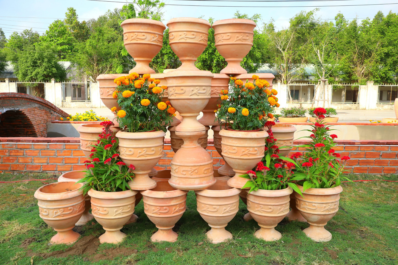 Đường gốm và hoa dài 700m, rộng hơn 9m, sử dụng trên 2.000 sản phẩm gốm đỏ các loại của địa phương sản xuất, trải dài từ cổng chào đến khu hành chính tỉnh. Đường gốm và hoa dài 700m, rộng hơn 9m, sử dụng trên 2.000 sản phẩm gốm đỏ các loại của địa phương sản xuất, trải dài từ cổng chào đến khu hành chính tỉnh.