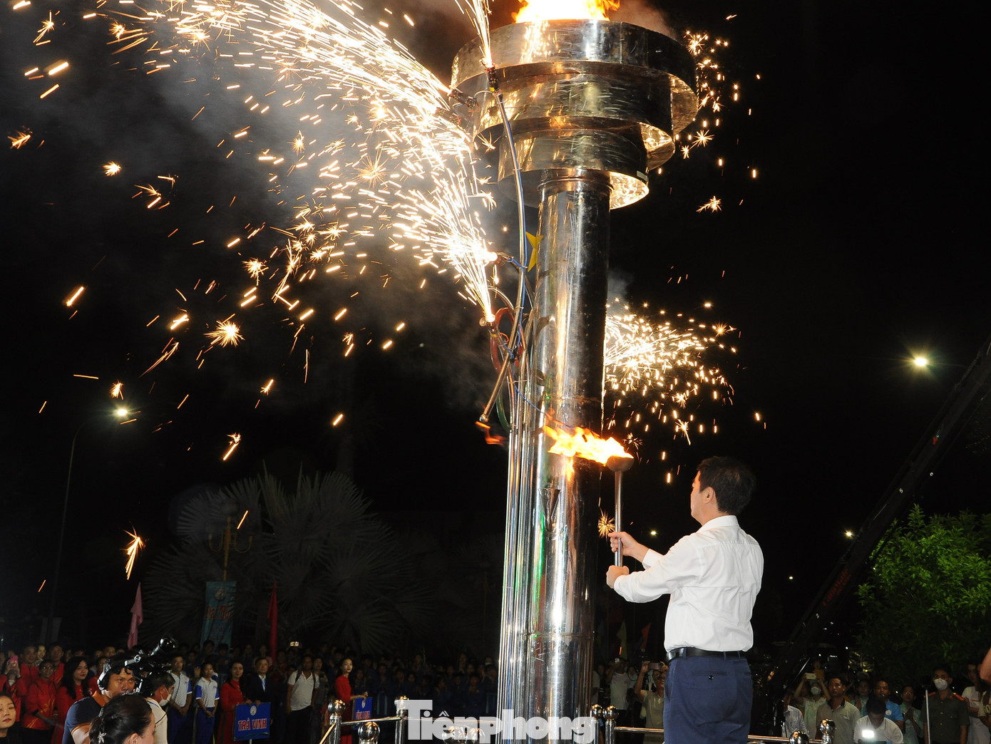 Bí thư Tỉnh ủy Hậu Giang Nghiêm Xuân Thành thắp đuốc khai mạc Đại hội. Ảnh: CK.
