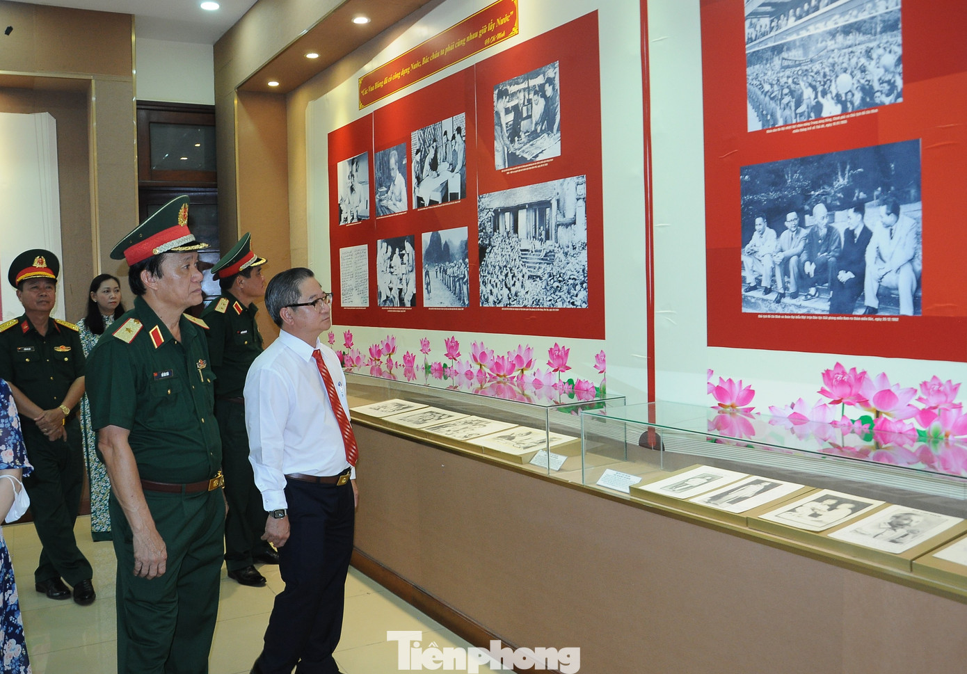 Lãnh đạo Quân khu 9, UBND thành phố Cần Thơ cùng các đại biểu tham quan triển lãm. Ảnh: CK.