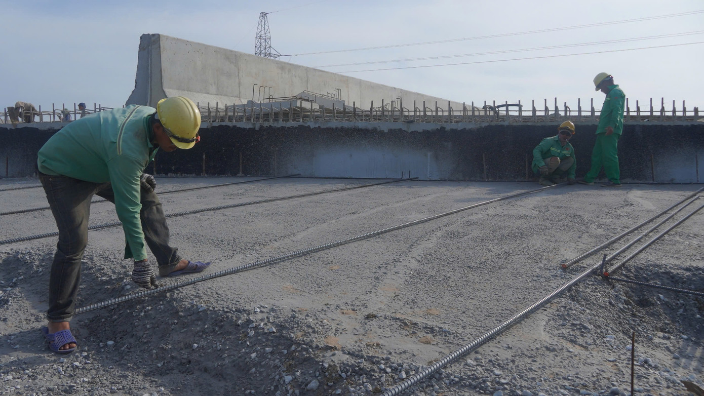 Chỉ huy công trường thuộc đoạn Cần Thơ - Hậu Giang, Trung tá Vũ Hồng Quân - Phó Giám đốc Ban Điều hành Trường Sơn Nam, Tổng Công ty Xây dựng Trường Sơn cho hay, để đẩy nhanh tiến độ, hoàn thành vào cuối năm 2025, đơn vị tập trung nhân lực, vật lực để đảm bảo yêu cầu về tiến độ cũng như chất lượng của dự án. Với hàng trăm kỹ sư, công nhân trên công trường, có thể triển khai đồng bộ các hạng mục, 3 ca 4 kíp hoạt động liên tục, kể cả ngày nghỉ và ngày lễ, Tết Dương lịch bước sang năm mới 2025 thì công trường vẫn triển khai bình thường. Chỉ huy công trường thuộc đoạn Cần Thơ - Hậu Giang, Trung tá Vũ Hồng Quân - Phó Giám đốc Ban Điều hành Trường Sơn Nam, Tổng Công ty Xây dựng Trường Sơn cho hay, để đẩy nhanh tiến độ, hoàn thành vào cuối năm 2025, đơn vị tập trung nhân lực, vật lực để đảm bảo yêu cầu về tiến độ cũng như chất lượng của dự án. Với hàng trăm kỹ sư, công nhân trên công trường, có thể triển khai đồng bộ các hạng mục, 3 ca 4 kíp hoạt động liên tục, kể cả ngày nghỉ và ngày lễ, Tết Dương lịch bước sang năm mới 2025 thì công trường vẫn triển khai bình thường.
