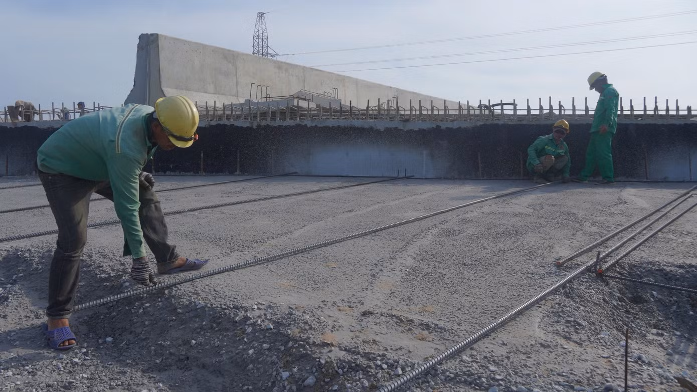 Chỉ huy công trường thuộc đoạn Cần Thơ - Hậu Giang, Trung tá Vũ Hồng Quân - Phó Giám đốc Ban Điều hành Trường Sơn Nam, Tổng Công ty Xây dựng Trường Sơn cho hay, để đẩy nhanh tiến độ, hoàn thành vào cuối năm 2025, đơn vị tập trung nhân lực, vật lực để đảm bảo yêu cầu về tiến độ cũng như chất lượng của dự án. Với hàng trăm kỹ sư, công nhân trên công trường, có thể triển khai đồng bộ các hạng mục, 3 ca 4 kíp hoạt động liên tục, kể cả ngày nghỉ và ngày lễ, Tết Dương lịch bước sang năm mới 2025 thì công trường vẫn triển khai bình thường.