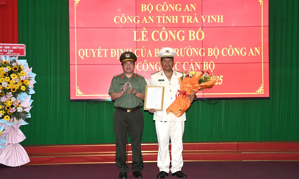 Đại tá Nguyễn Thanh Hải - Giám đốc Công an tỉnh Trà Vinh trao quyết định cho Thượng tá Sơn Chí Hùng. Ảnh: Phạm Hơn