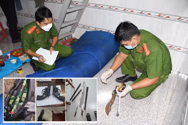 Lực lượng Công an Trà Vinh kiểm tra, thu giữ vũ khí, súng quân dụng. Ảnh: Hồ Giang.