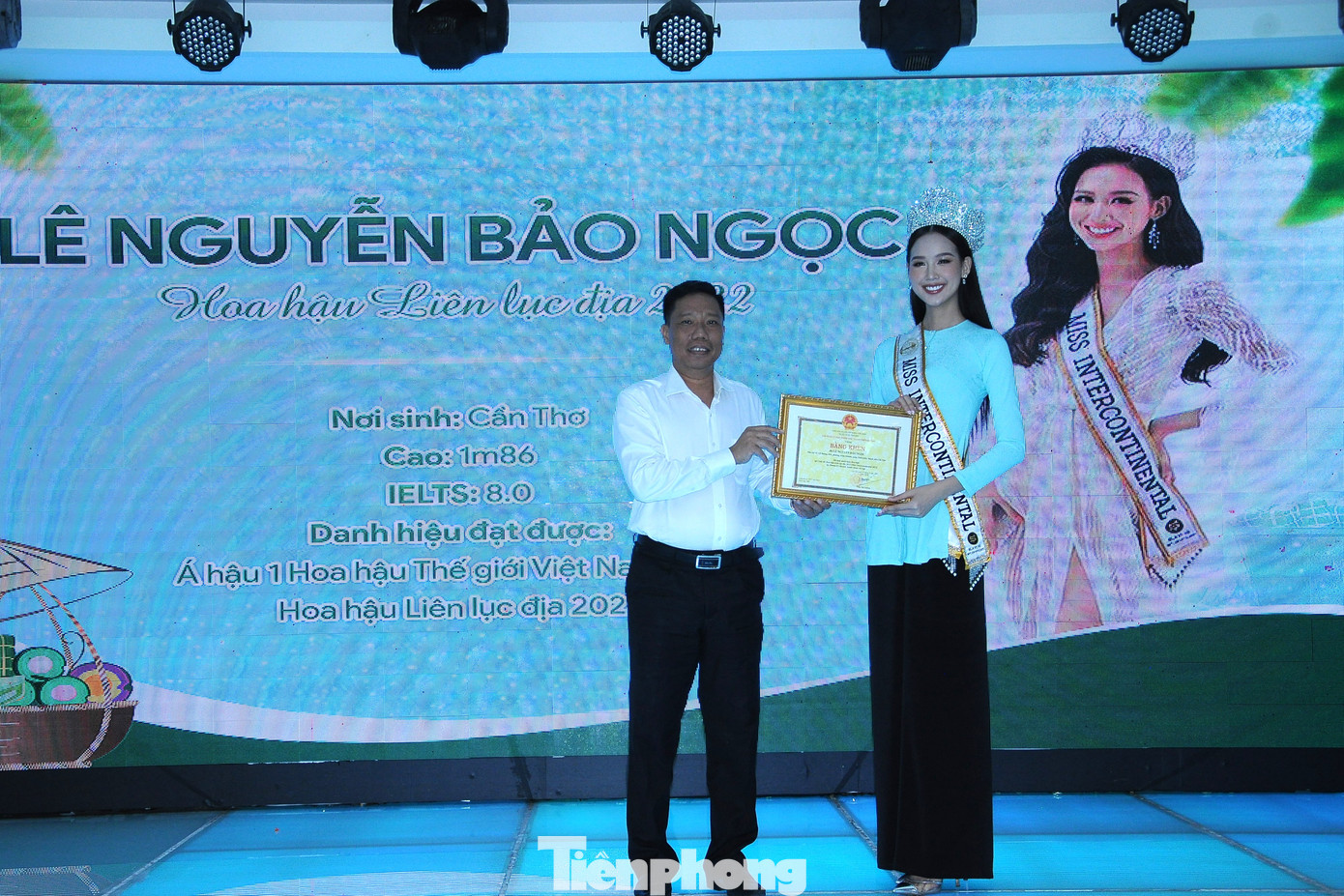 Ông Nguyễn Thực Hiện - Phó Chủ tịch UBND thành phố Cần Thơ tặng Bằng khen của Chủ tịch UBND thành phố cho Hoa hậu Lê Nguyễn Bảo Ngọc.