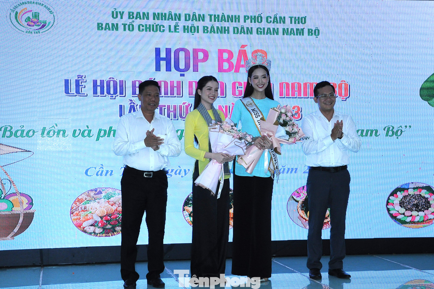 Phó Chủ tịch UBND thành phố cùng Giám đốc Sở VHTT&amp;DL Cần Thơ tặng hoa chúc mừng hai người đẹp Lê Nguyễn Bảo Ngọc và Huỳnh Thuý Vy.