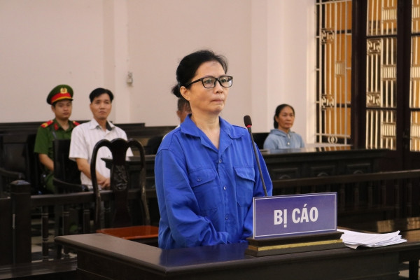 Bị cáo Đinh Thị Thùy Trinh tại tòa. Ảnh: Phạm Hơn