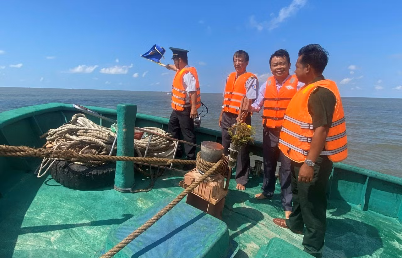 Lực lượng chức năng tuần tra, kiểm soát tàu cá trên biển Trà Vinh. Ảnh: T.T.Đ