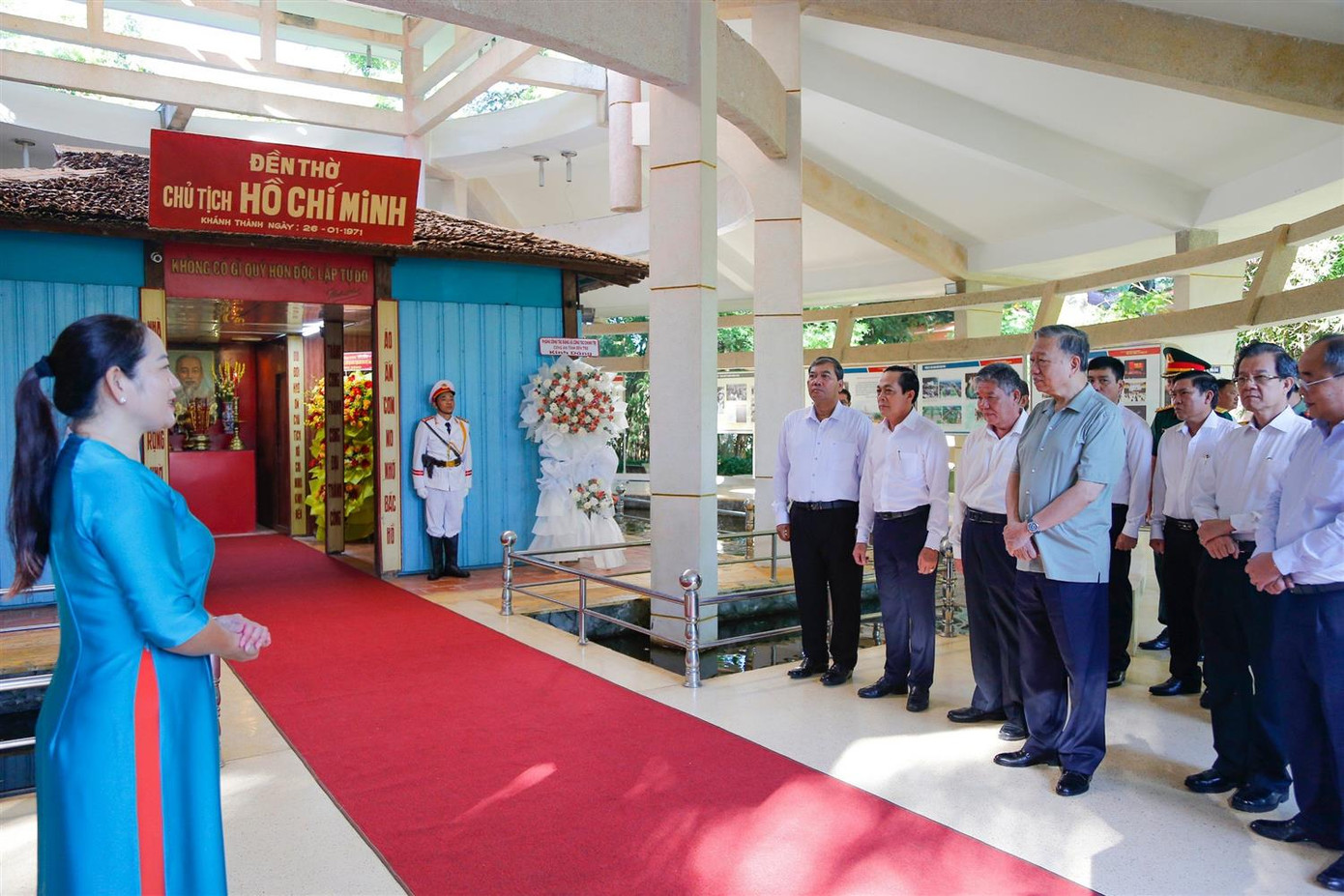 Chủ tịch nước Tô Lâm cùng các đại biểu tham quan khu trưng bày hình ảnh, tư liệu tại Đền thờ Bác Hồ. Ảnh: Phương An Chủ tịch nước Tô Lâm cùng các đại biểu tham quan khu trưng bày hình ảnh, tư liệu tại Đền thờ Bác Hồ. Ảnh: Phương An