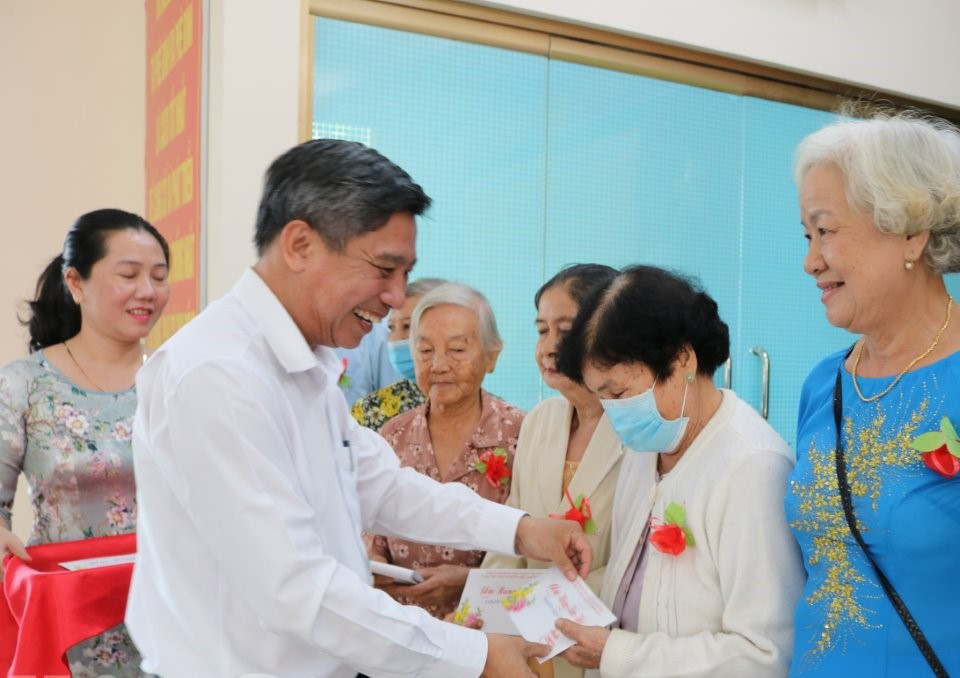 Chủ tịch UBND tỉnh Hậu Giang - Đồng Văn Thanh thăm gia đình chính sách tại Thị xã Long Mỹ. Chủ tịch UBND tỉnh Hậu Giang - Đồng Văn Thanh thăm gia đình chính sách tại Thị xã Long Mỹ.