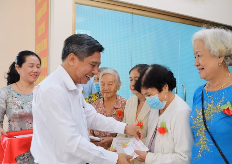 Chủ tịch UBND tỉnh Hậu Giang - Đồng Văn Thanh thăm gia đình chính sách tại Thị xã Long Mỹ.