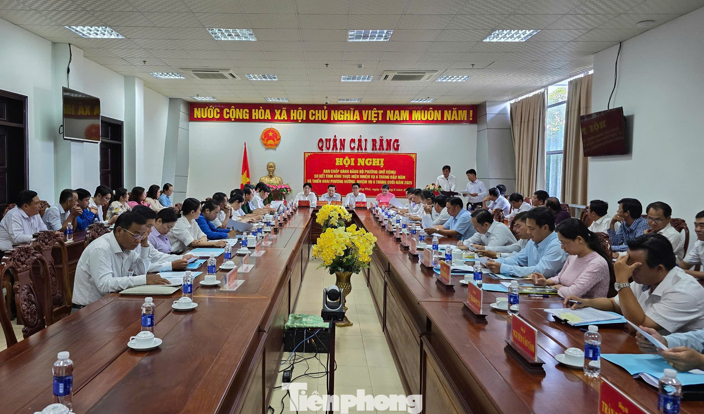 Hội nghị Ban Chấp hành Đảng bộ phường Hưng Phú mới (thử nghiệm). Phường mới trên cơ sở sáp nhập phường Tân Phú, Phú Thứ và Hưng Phú, trụ sở đặt tại UBND quận Cái Răng hiện nay. Hội nghị Ban Chấp hành Đảng bộ phường Hưng Phú mới (thử nghiệm). Phường mới trên cơ sở sáp nhập phường Tân Phú, Phú Thứ và Hưng Phú, trụ sở đặt tại UBND quận Cái Răng hiện nay.