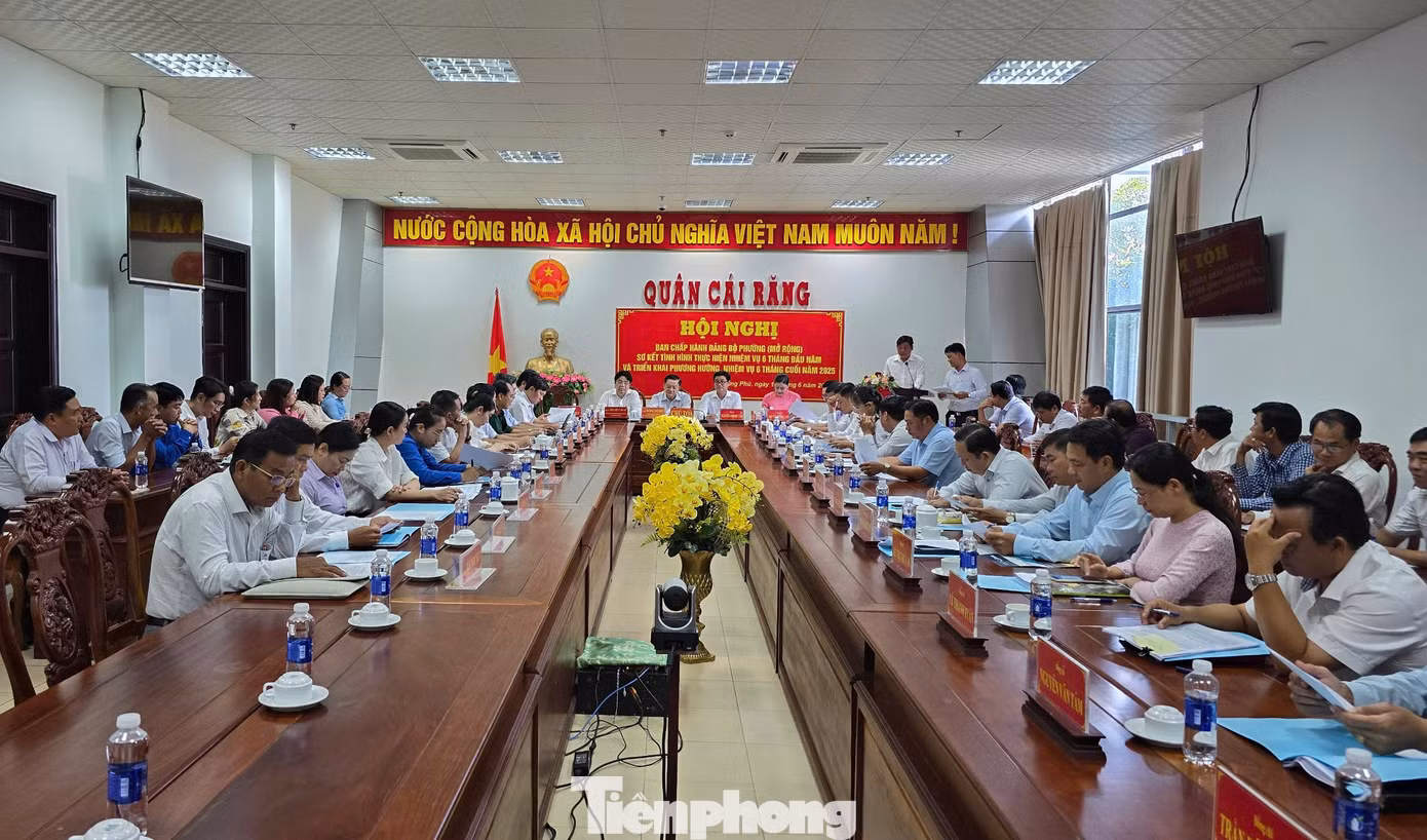 Hội nghị Ban Chấp hành Đảng bộ phường Hưng Phú mới (thử nghiệm). Phường mới trên cơ sở sáp nhập phường Tân Phú, Phú Thứ và Hưng Phú, trụ sở đặt tại UBND quận Cái Răng hiện nay. Hội nghị Ban Chấp hành Đảng bộ phường Hưng Phú mới (thử nghiệm). Phường mới trên cơ sở sáp nhập phường Tân Phú, Phú Thứ và Hưng Phú, trụ sở đặt tại UBND quận Cái Răng hiện nay.