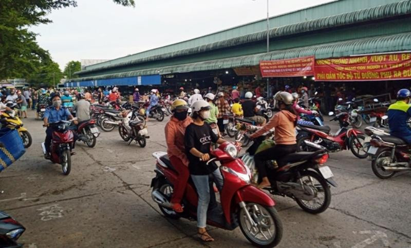 Trước đó, khi hay tin tỉnh sẽ thực hiện giãn cách xã hội, rất đông người dân Hậu Giang đi mua sắm hàng hóa tích trữ. Trong ảnh: Chợ Vị Thanh chiều 17/7. Ảnh: H.N