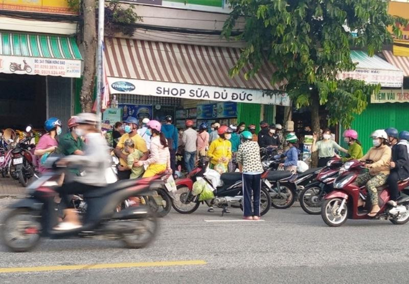 Cửa hàng sữa hút khách. Ảnh: H.N