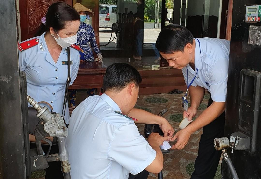 Lực lượng chức năng Hậu Giang kiểm tra cửa hàng xăng dầu. Lực lượng chức năng Hậu Giang kiểm tra cửa hàng xăng dầu.