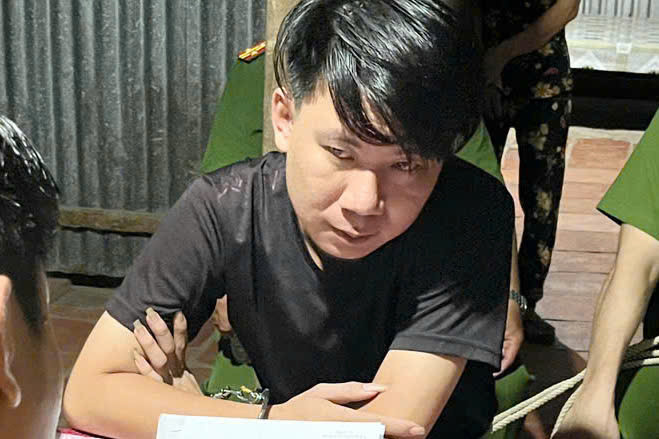 Công an thi hành các quyết định khởi tố, tạm giam với 4 bị can.