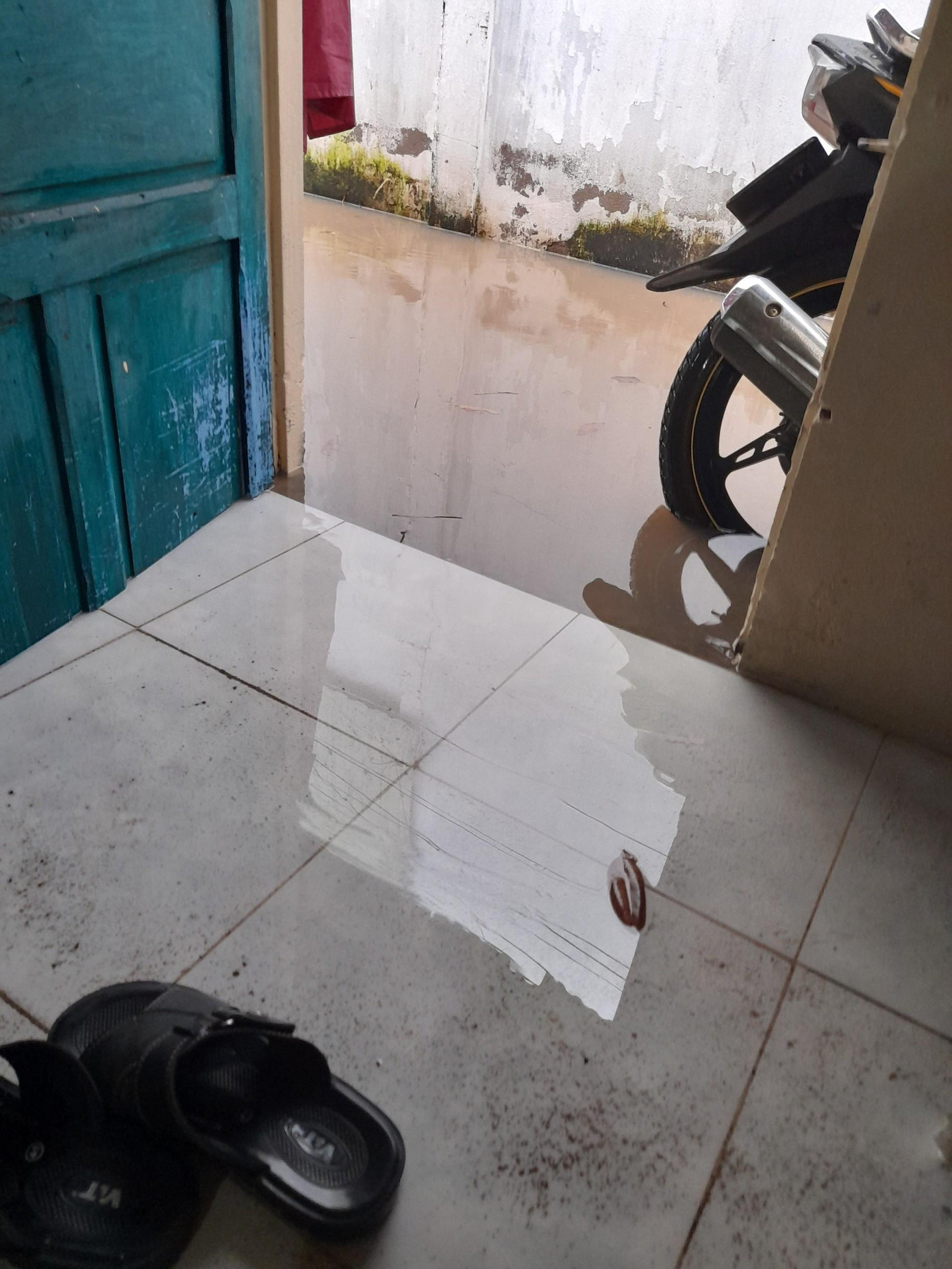 Nước dâng ngập hẻm, tràn vào nhà trọ tại đường 3/2.