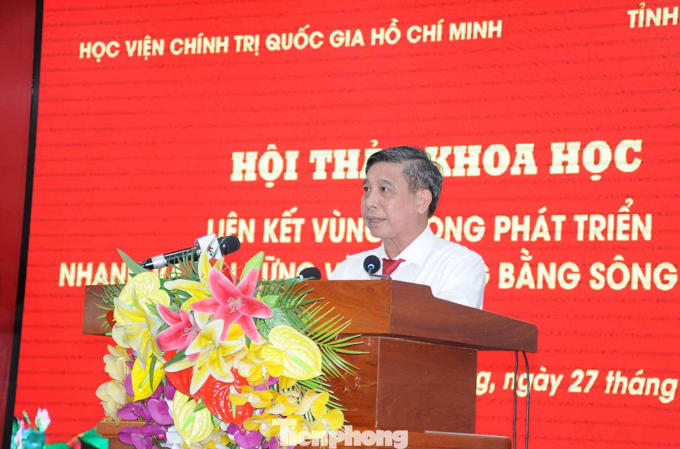 Chủ tịch UBND tỉnh Hậu Giang Đồng Văn Thanh phát biểu tại hội thảo. Ảnh: CK