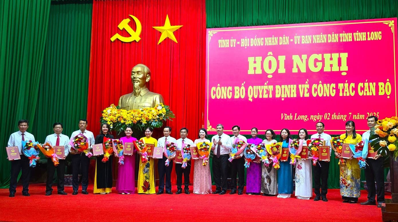 Lãnh đạo tỉnh Vĩnh Long trao quyết định cho các lãnh đạo sở ngành. Ảnh: CK Lãnh đạo tỉnh Vĩnh Long trao quyết định cho các lãnh đạo sở ngành. Ảnh: CK