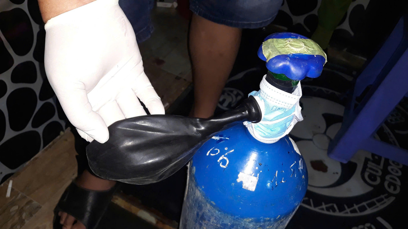 Nhiều bình khí nén (chứa khí cười), bong bóng đã qua sử dụng, bột màu trắng (nghi ma túy) được phát hiện tại hiện trường.