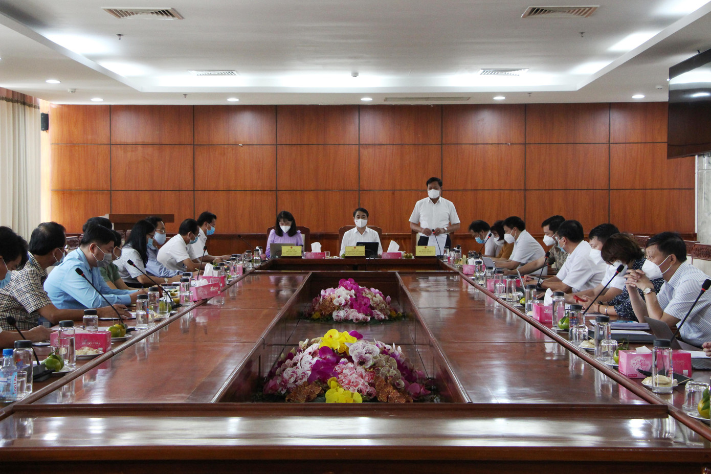 Quang cảnh buổi làm việc. Quang cảnh buổi làm việc.