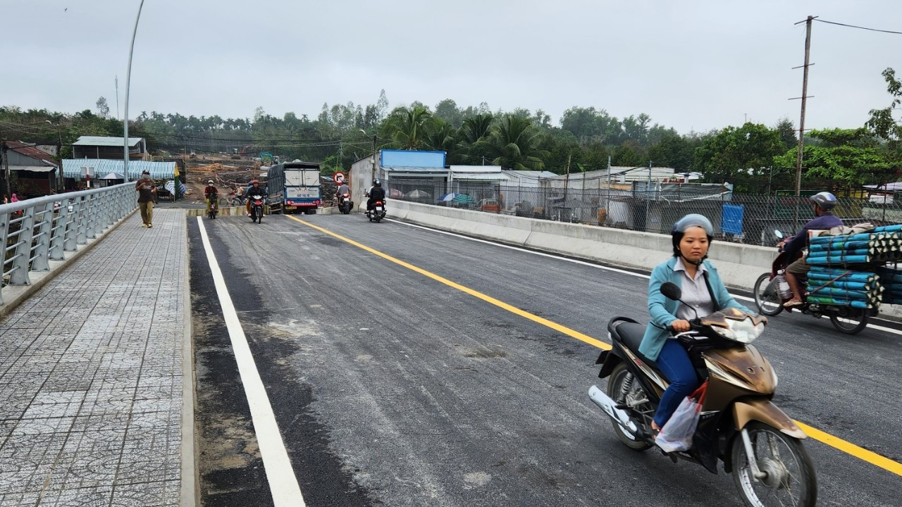 Dự án cầu Tây Đô đã thông xe đơn nguyên 1, đang thi công đơn nguyên 2.