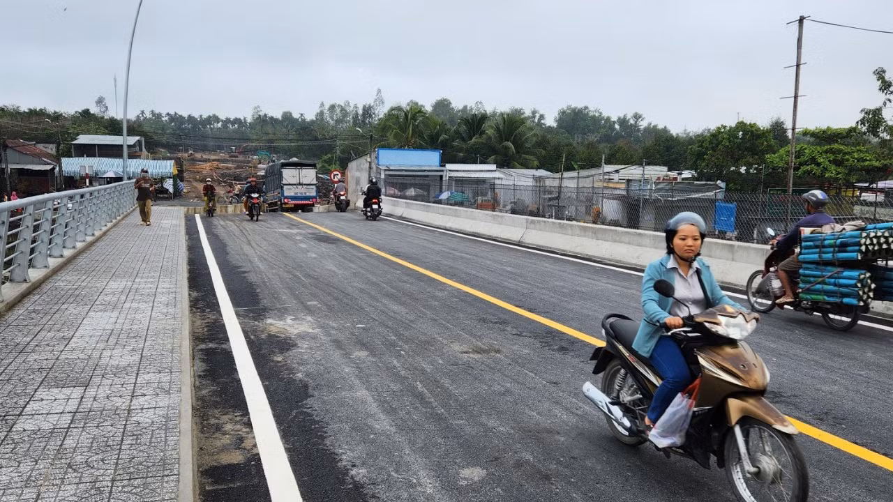 Dự án cầu Tây Đô đã thông xe đơn nguyên 1, đang thi công đơn nguyên 2. Dự án cầu Tây Đô đã thông xe đơn nguyên 1, đang thi công đơn nguyên 2.