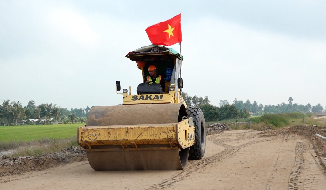 Dự án cao tốc Cần Thơ - Cà Mau dài 110km, đi qua thành phố Cần Thơ và 4 tỉnh Hậu Giang, Bạc Liêu, Kiên Giang, Cà Mau, với hơn 4.000 hộ dân bị ảnh hưởng. Dự án được chia thành 2 dự án thành phần, gồm Cần Thơ - Hậu Giang (37km) và Hậu Giang - Cà Mau (73km).