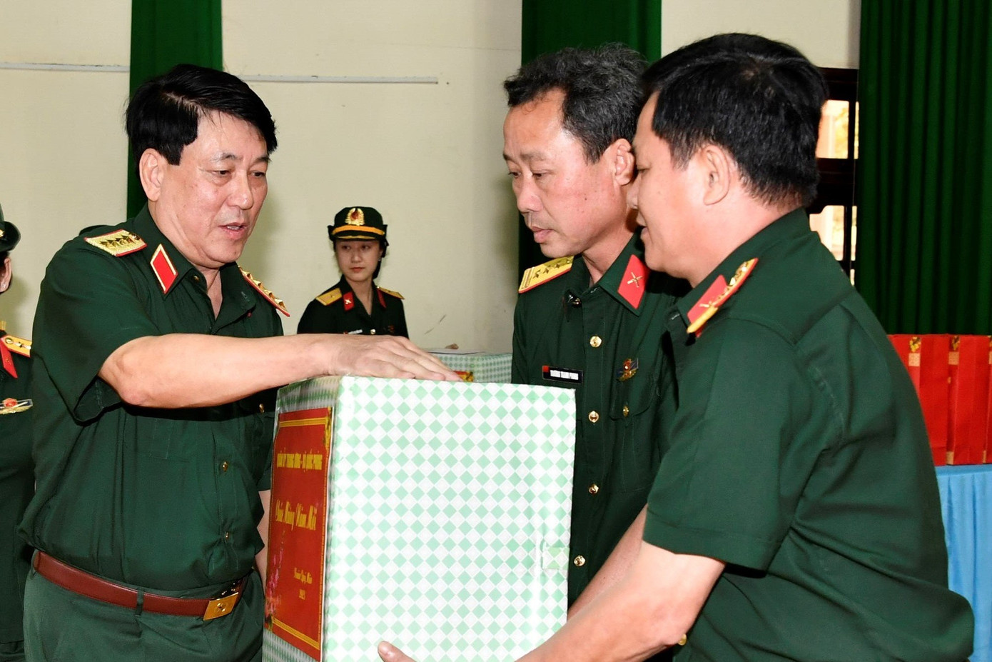 Đại tướng Lương Cường tặng quà các đơn vị LLVT tỉnh Trà Vinh.