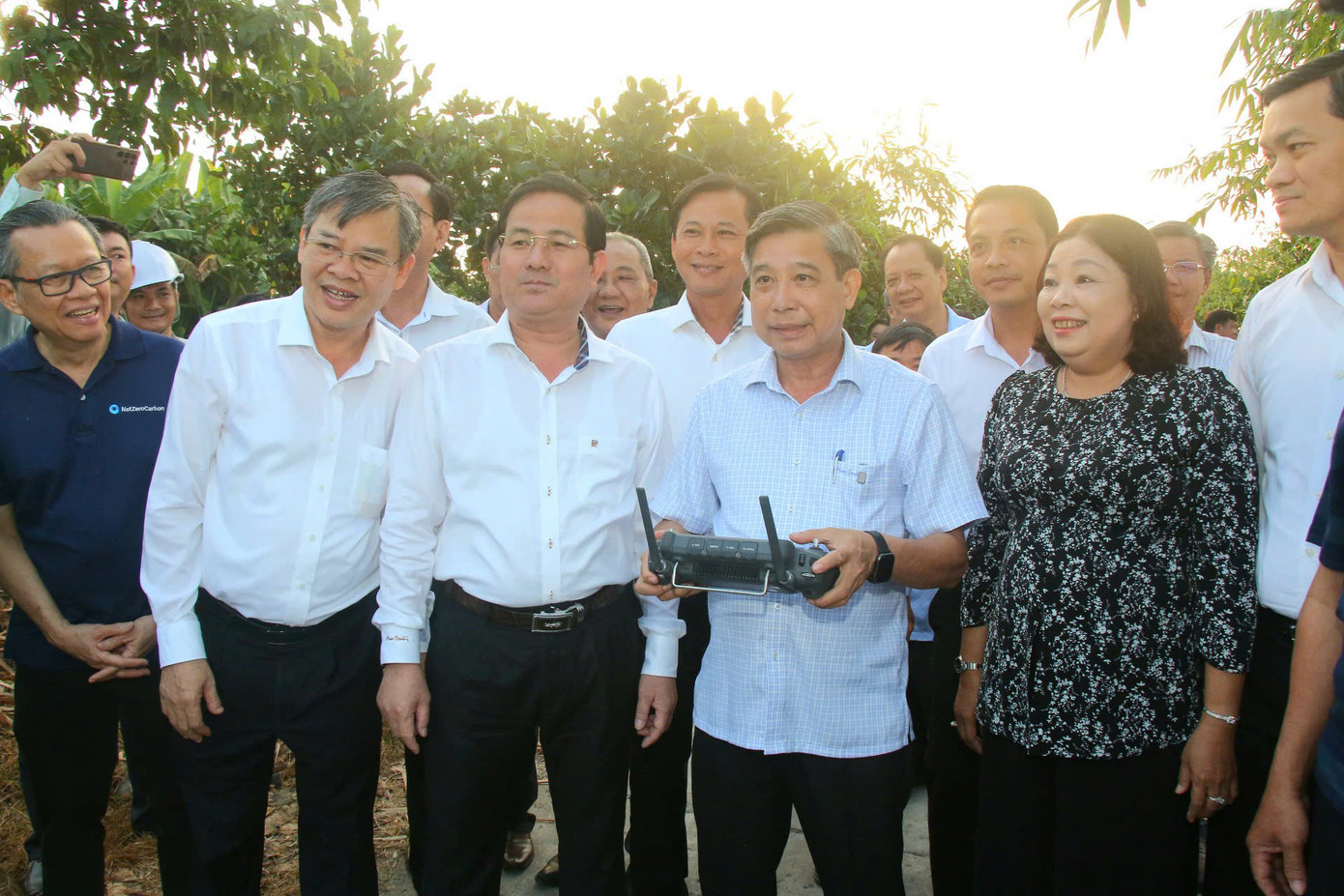 Lãnh đạo tỉnh Hậu Giang tham quan mô hình canh tác lúa thông minh giảm phát thải và trải nghiệm ứng dụng khoa học công nghệ tại mô hình. Lãnh đạo tỉnh Hậu Giang tham quan mô hình canh tác lúa thông minh giảm phát thải và trải nghiệm ứng dụng khoa học công nghệ tại mô hình.