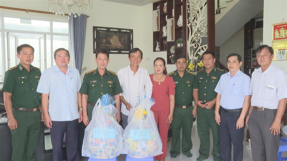 Đoàn công tác thăm hỏi, động viên gia đình ông Đỗ Văn Út. Ảnh: Hân Hiền.