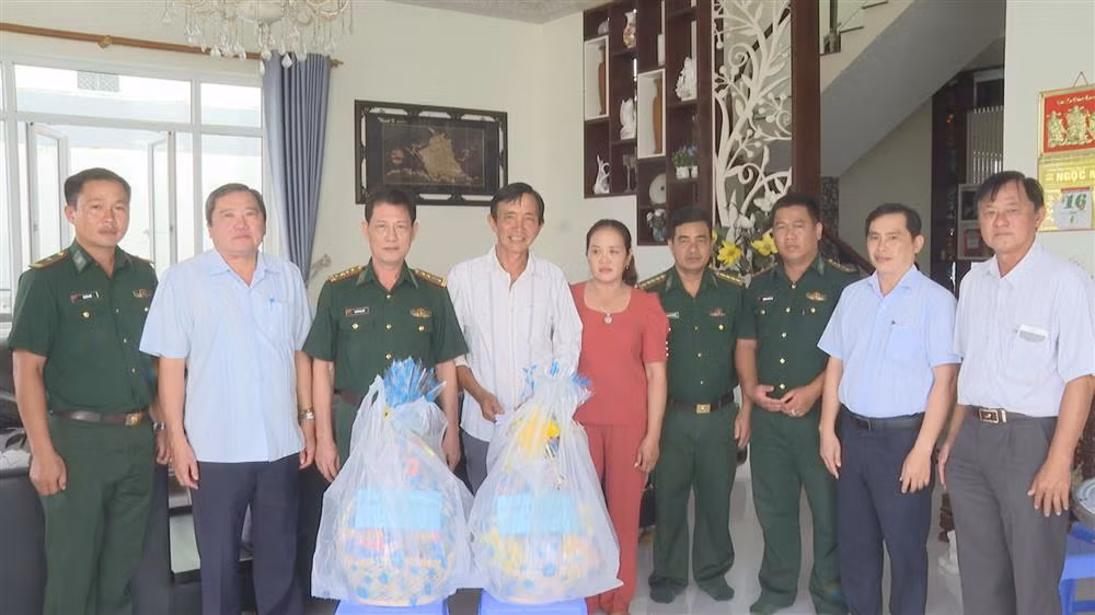 Đoàn công tác thăm hỏi, động viên gia đình ông Đỗ Văn Út. Ảnh: Hân Hiền. Đoàn công tác thăm hỏi, động viên gia đình ông Đỗ Văn Út. Ảnh: Hân Hiền.