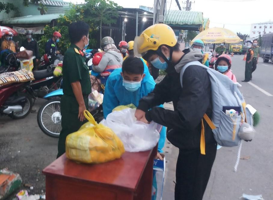 Trong chiều nay (23/9), tỉnh Hậu Giang tiếp tục liên lạc với tỉnh Bạc Liêu và Cà Mau, hai tỉnh này đã đồng ý đón công dân về quê tránh dịch. “Chúng tôi sẽ cho khai báo y tế, sau đó bố trí lực lượng đưa bà con đến địa phận tỉnh Sóc Trăng để bàn giao, từ đây bà con tiếp tục được dẫn đường đến Bạc Liêu, Cà Mau...” - một lãnh đạo huyện Châu Thành A, tỉnh Hậu Giang cho hay. Trong thời gian chờ đợi tại khu vực chốt kiểm soát, những người này được địa phương hỗ trợ thức ăn, nước uống, khai báo y tế.