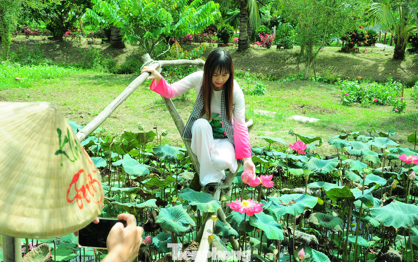 "Nơi đây cũng không xa lắm và như một làng quê thu nhỏ, khung cảnh đẹp, không khí trong lành, nhất là bọn trẻ có cơ hội trải nghiệm để yêu thiên nhiên, yêu quê hương đất nước mình hơn" - chị Thúy chia sẻ. "Nơi đây cũng không xa lắm và như một làng quê thu nhỏ, khung cảnh đẹp, không khí trong lành, nhất là bọn trẻ có cơ hội trải nghiệm để yêu thiên nhiên, yêu quê hương đất nước mình hơn" - chị Thúy chia sẻ.