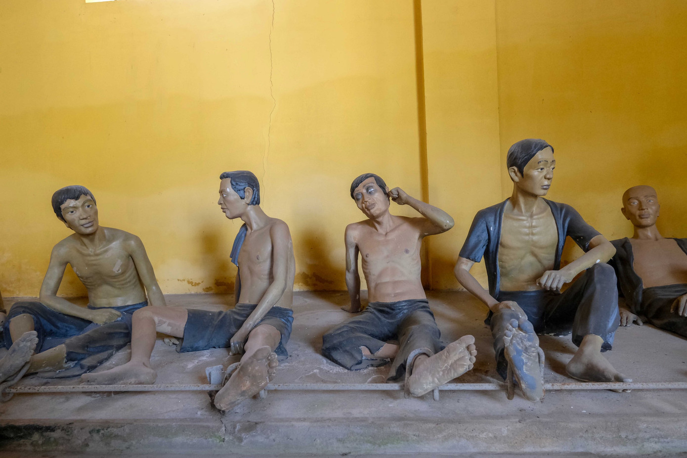 Khám Lớn Cần Thơ được chia thành 2 khu, với 21 phòng giam tập thể sức chứa 30-40 người (có lúc giam giữ 70-80 người). Khám Lớn Cần Thơ được chia thành 2 khu, với 21 phòng giam tập thể sức chứa 30-40 người (có lúc giam giữ 70-80 người).