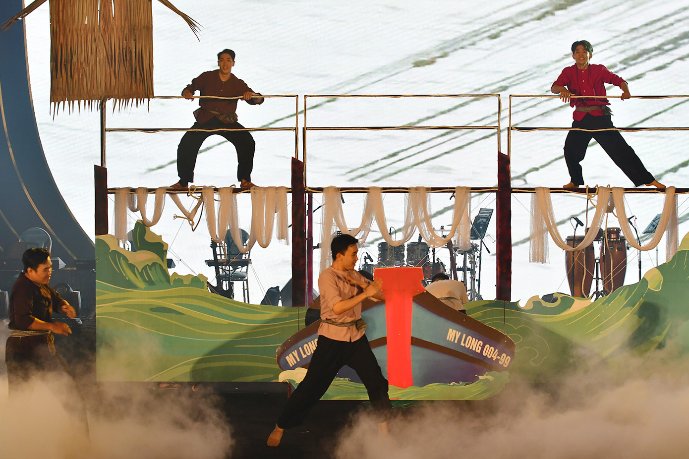 Tiết mục múa Bến đáy khắc họa nghề đóng đáy hàng khơi của ngư dân Trà Vinh. Ảnh: BT