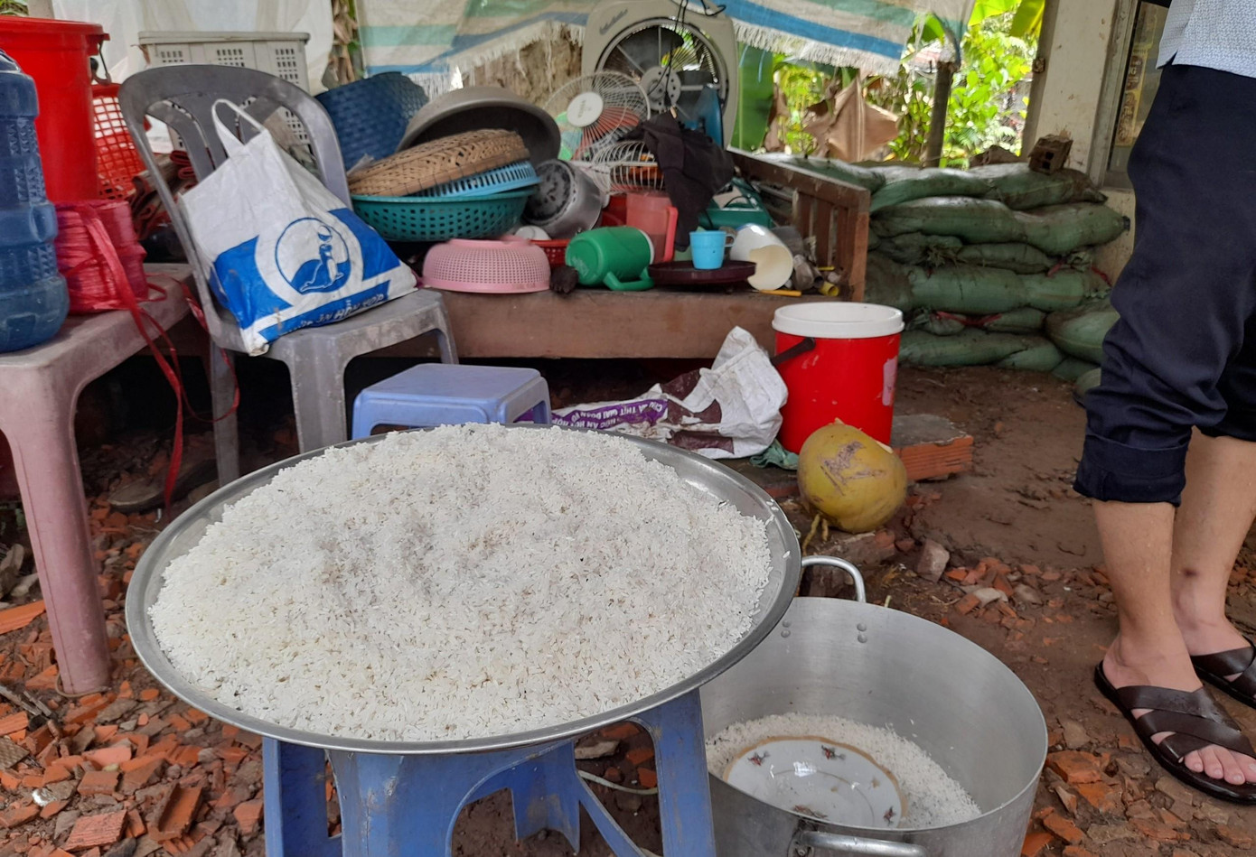 Nước tràn vào nhà làm ướt gạo, đồ đạc.