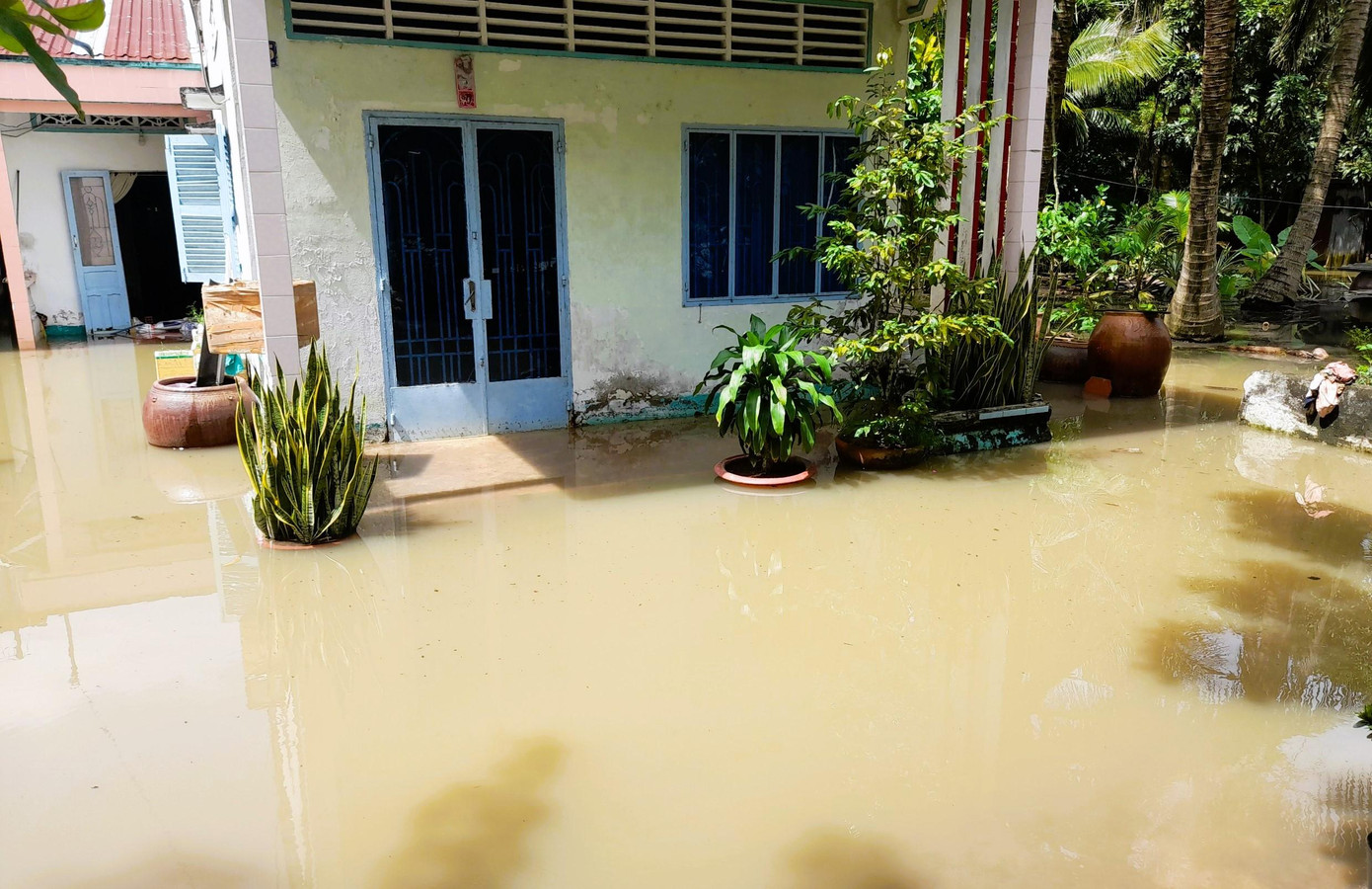 Triều cường dâng cao những ngày qua khiến nước tràn vào nhà dân ở khu vực 3 Sông Hậu, phường Cái Khế, quận Ninh Kiều.