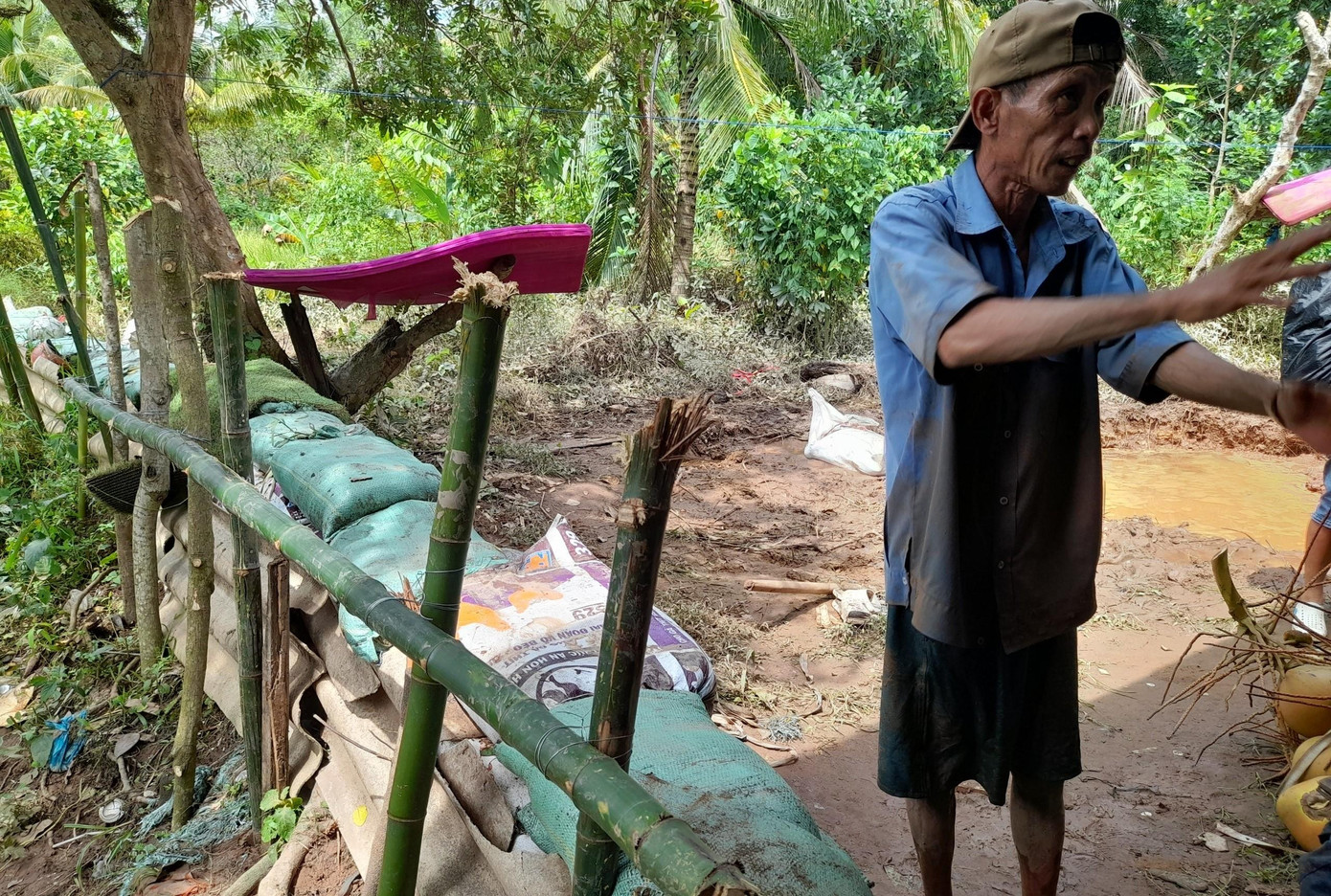 Gia cố bờ bao ngăn nước.