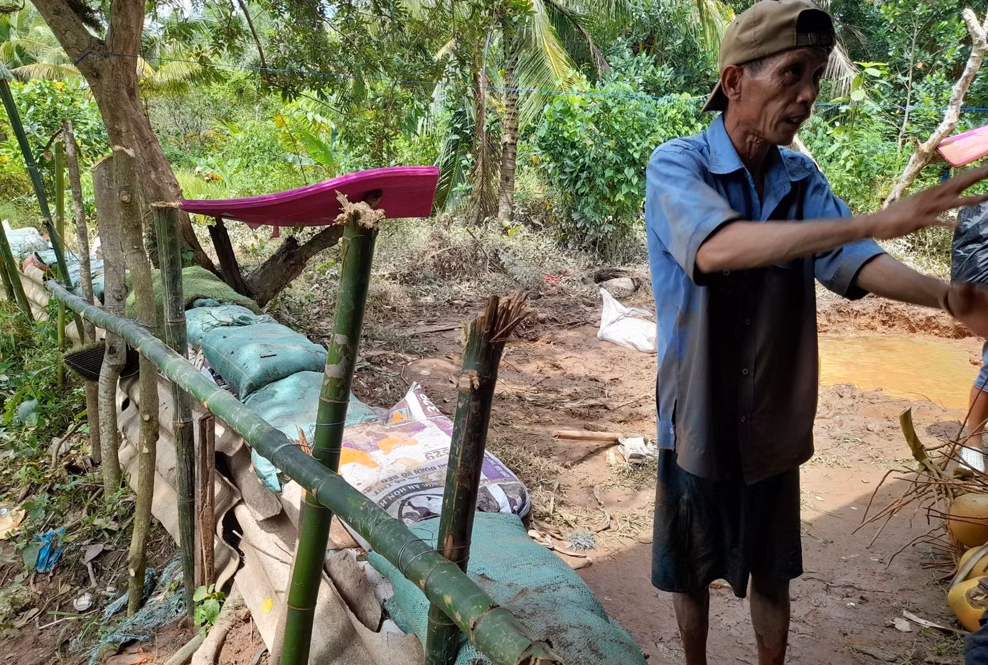 Gia cố bờ bao ngăn nước.