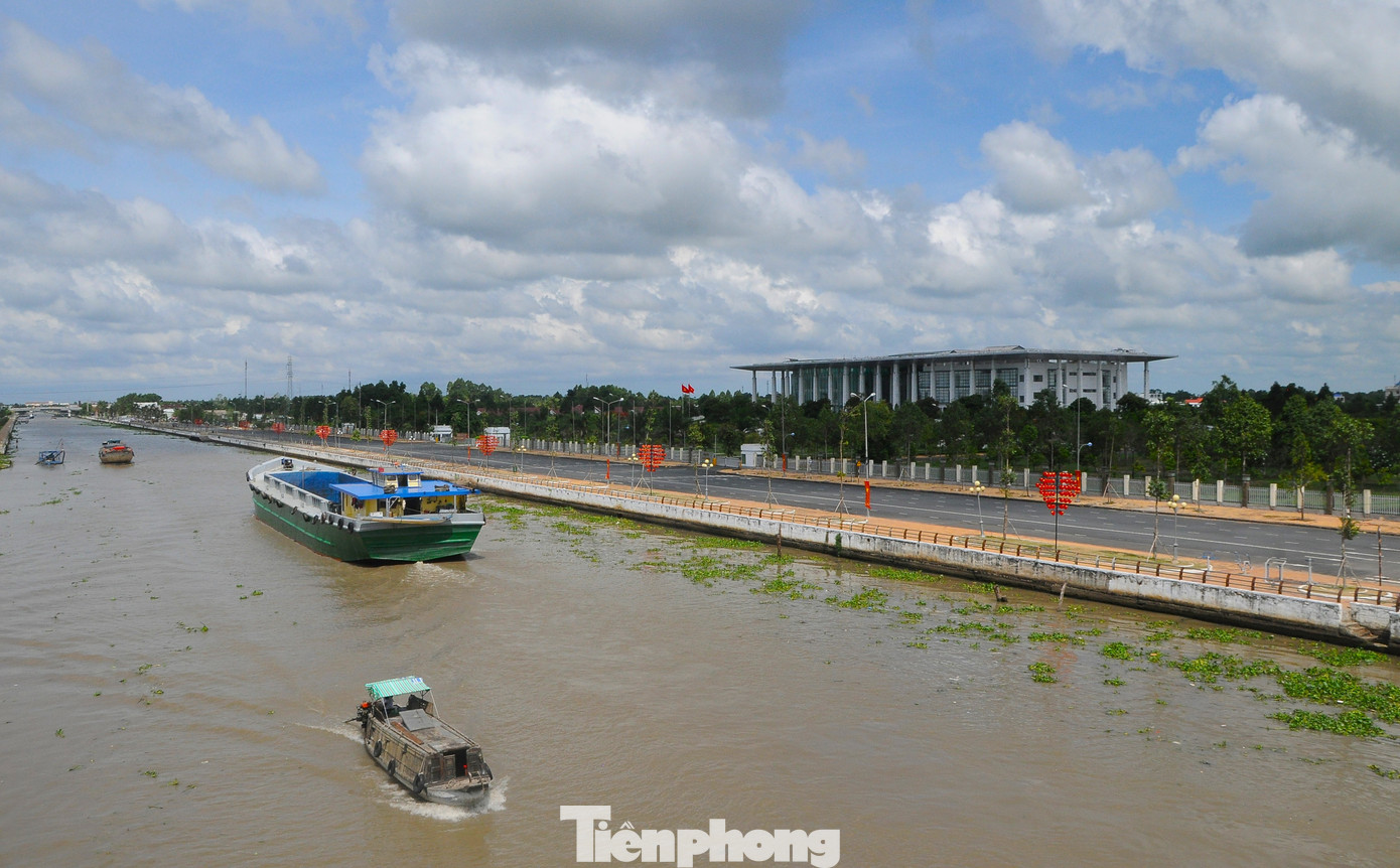 Thực hiện Nghị quyết 18, đến 30/11/2024, Hậu Giang đã giảm từ 154 đơn vị xuống còn 99 đơn vị; các cơ quan chuyên môn thuộc UBND cấp huyện giảm từ 88 phòng xuống còn 72 phòng. Ảnh: CK Thực hiện Nghị quyết 18, đến 30/11/2024, Hậu Giang đã giảm từ 154 đơn vị xuống còn 99 đơn vị; các cơ quan chuyên môn thuộc UBND cấp huyện giảm từ 88 phòng xuống còn 72 phòng. Ảnh: CK