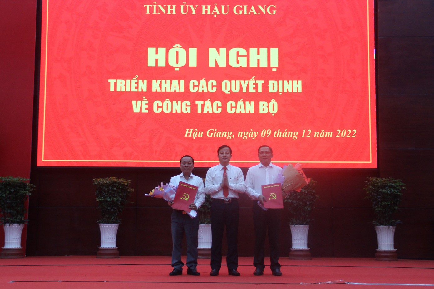 Ông Trần Văn Huyến - Phó Bí thư Thường trực Tỉnh ủy, Chủ tịch HĐND tỉnh Hậu Giang trao quyết định. Ông Trần Văn Huyến - Phó Bí thư Thường trực Tỉnh ủy, Chủ tịch HĐND tỉnh Hậu Giang trao quyết định.