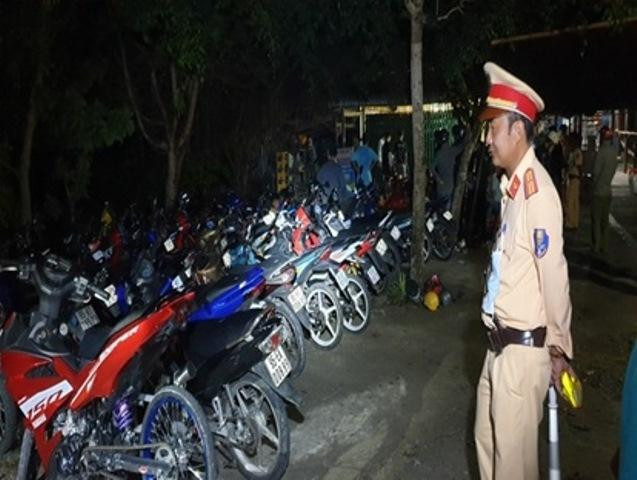 Lực lượng chức năng tạm giữ hàng chục phương tiện. Ảnh: CAHG Lực lượng chức năng tạm giữ hàng chục phương tiện. Ảnh: CAHG