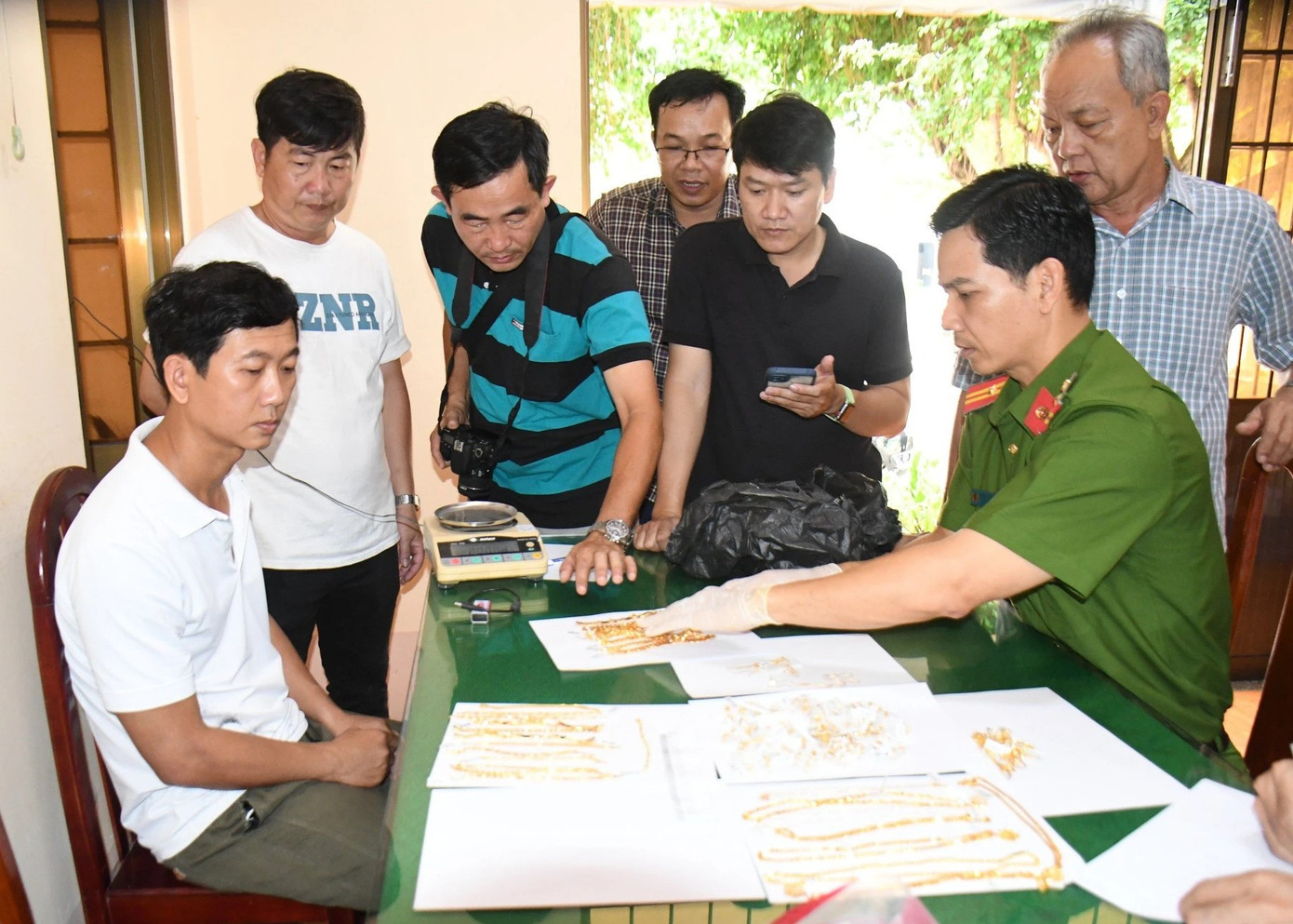 Cơ quan công an cùng đại diện gia đình bị hại kiểm kê số vàng. Ảnh: Hồ Giang. Cơ quan công an cùng đại diện gia đình bị hại kiểm kê số vàng. Ảnh: Hồ Giang.
