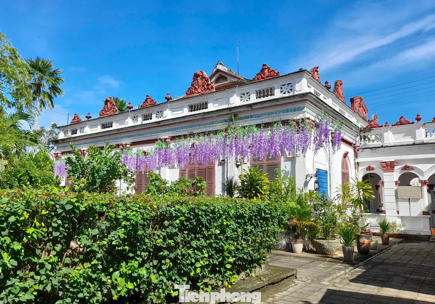 Nhà cổ Huỳnh Kỳ (còn gọi là nhà cổ Cầu Kè) tọa lạc tại khóm 2, thị trấn Cầu Kè, huyện Cầu Kè, cách TP. Trà Vinh khoảng 30km về hướng Tây. Dinh thự tọa lạc khuôn viên rộng hơn 2.800ha.