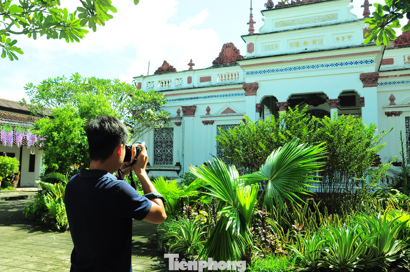 Ngôi nhà của Đốc phủ sứ Huỳnh Kỳ (1866-1946) được khởi công xây dựng năm 1920 và hoàn thành năm 1924, theo bản thiết kế của kiến trúc sư người Pháp.