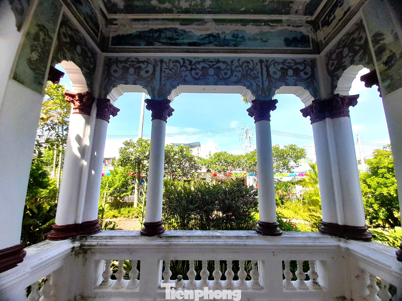 Sảnh đón nằm giữa nhà và nhô ra phía trước. Trên các cột đều gắn phù điêu; trần, vách có tranh vẽ về đề tài ngư - tiều - canh - độc, núi sông, nhà cửa, ghe thuyền...