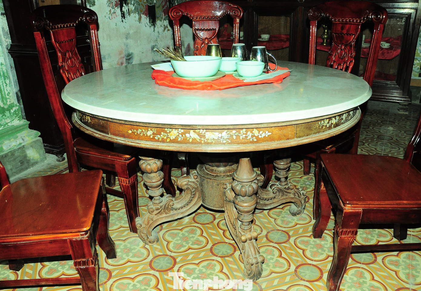 Bàn ăn cẩm thạch, nơi thiết đãi khách quý.