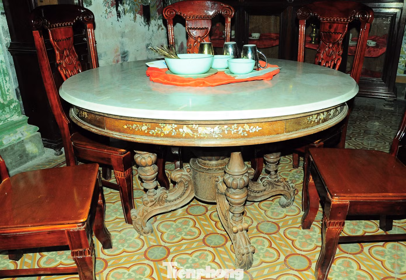 Bàn ăn cẩm thạch, nơi thiết đãi khách quý.